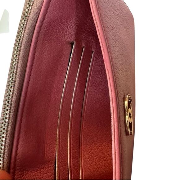 Chanel Pink Clutch with Iconic Logo and Minimalist Design - Picture 14 of 16